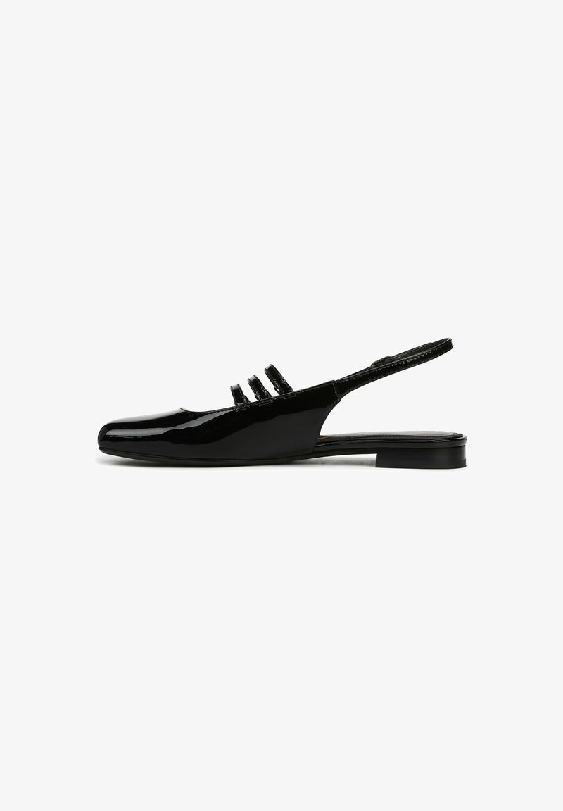 Zwarte gepatineerde leren slingback schoenen met een elegante uitstraling, vierkante neus en drie smalle banden aan de voorkant. Lage blokhak.