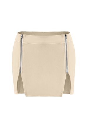 Beige mini-jurk met een gladde textuur, voorzien van twee zijritsen en een aansluitende silhouet. Ontworpen met openingen voor bewegingsvrijheid.