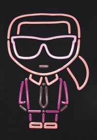 Figura de dibujo animado con grandes gafas y una corbata, contornada en rosa y morado, sobre un fondo negro. Diseño gráfico simple con líneas suaves.