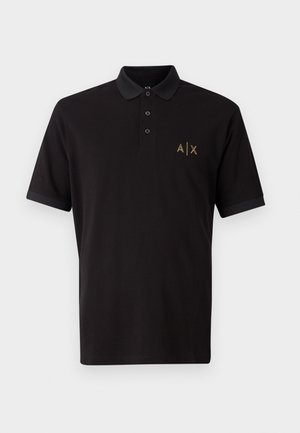 Camisa polo negra de algodón, con cuello, tapeta de tres botones y logotipo bordado dorado en el lado izquierdo del pecho.