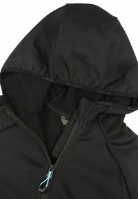 Chaqueta con capucha negra de tela texturizada, con cremallera de longitud completa, pequeño cordón azul y detalles en el forro interior.
