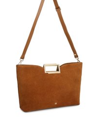Borsa a spalla in suede marrone con un accento in metallo rettangolare dorato, caratterizzata da un'ampia apertura e una base piatta e strutturata.