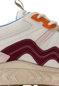 Sko med mesh-overdel i hvit, rosa og dyp rød; har oransje detaljer, teksturert bølgedesign og en beige, mønstret såle.