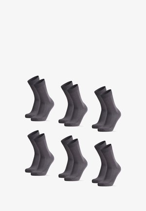 Sex par grå bomullssockor med en slät yta, medelhög längd till vaden och ribbade muddar, uppställda mot en vit bakgrund.