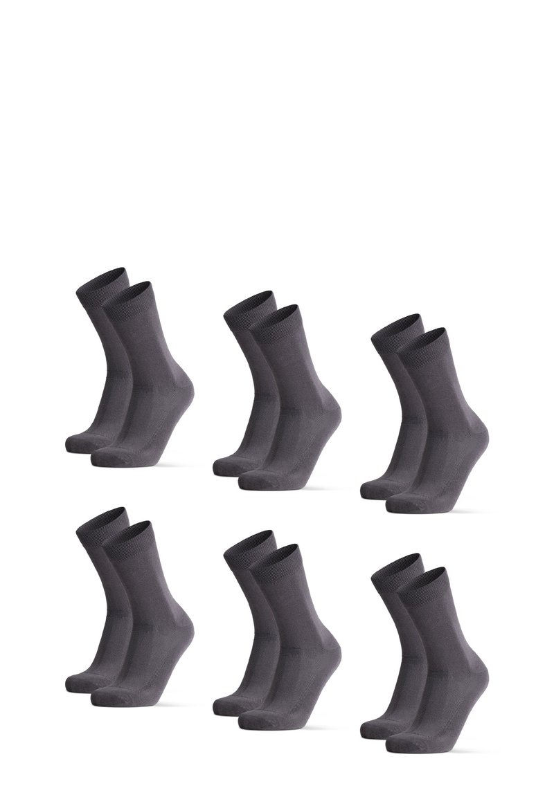 Seis pares de calcetines de algodón de color gris oscuro con una textura suave, de longitud media hasta la pantorrilla y con puños acanalados, dispuestos en posición vertical contra un fondo blanco.