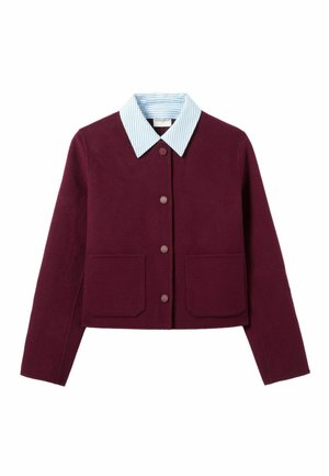 Veste en mélange de laine bordeaux avec un col rayé bleu clair, fermeture à boutons sur le devant et deux poches carrées.