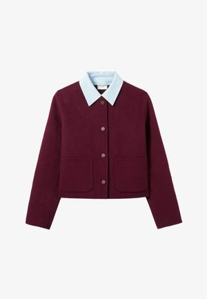 Giacca in misto lana bordeaux con colletto a righe azzurre, chiusura anteriore con bottoni e due tasche quadrate.