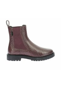 Botas Chelsea burdeos con un patrón de piel de serpiente texturizado, paneles laterales elásticos y una suela negra con tacos para mayor tracción.