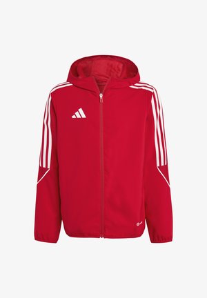 Rote Sportjacke mit Reißverschluss und Kapuze. Verfügt über drei weiße vertikale Streifen an den Ärmeln und ein kleines Logo auf der Brust. Strukturierte Details an den Ärmeln.