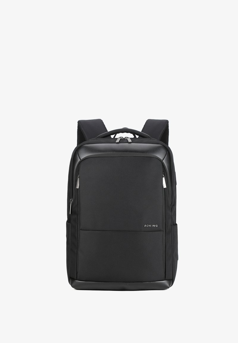 Zaino nero realizzato in tessuto resistente con una superficie liscia. Caratteristiche includono schiena e spallacci imbottiti, tasca frontale con zip e dettagli del logo.