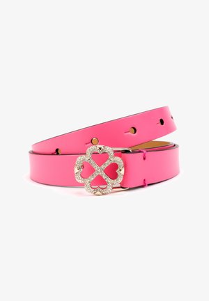 Cinturón de cuero sintético rosa con una hebilla dorada brillante que presenta un diseño en forma de corazón adornado con cristales y múltiples agujeros de ajuste.