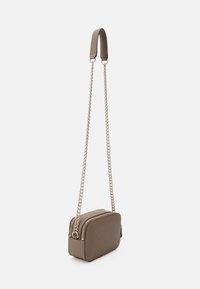 Brun rektangulær crossbody taske med en struktureret overflade, der har en kædesnor og en lynlåslukning. Minimalistisk design uden yderligere detaljer.