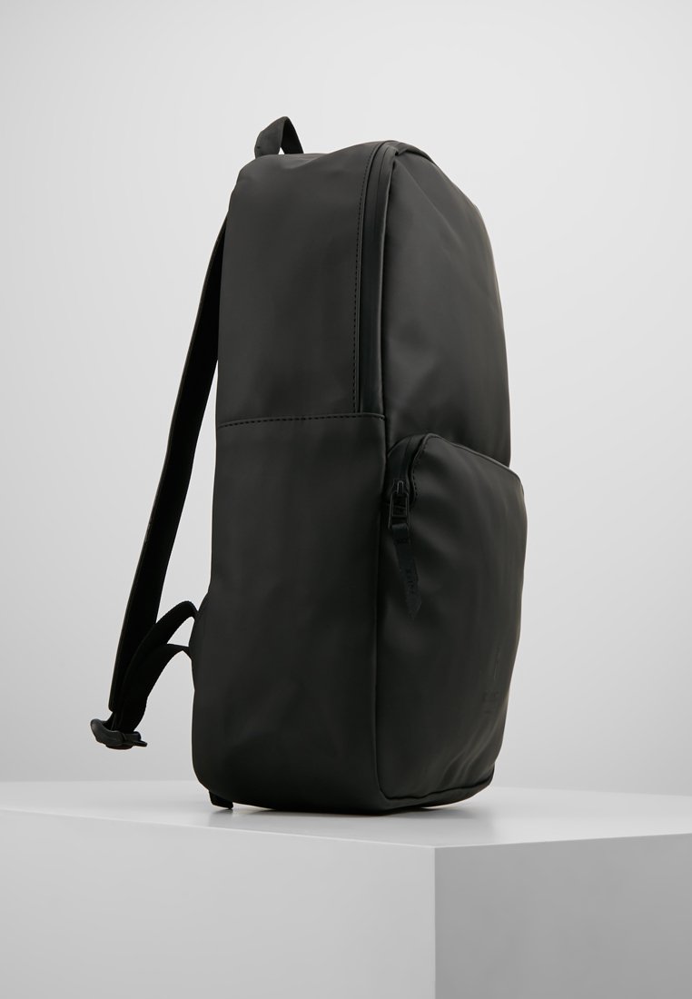 rains field backpack black