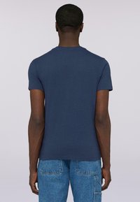 Námořnická modrá bavlněná tričko s krátkým rukávem, přiléhavý střih a kulatým výstřihem, zobrazené ze zadní strany. Jednoduchá, jednobarevná bez vzorů.