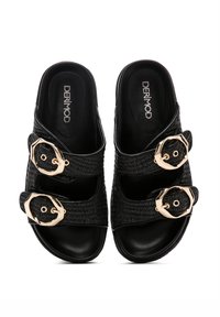 Sandales noires avec texture tissée, présentant deux boucles dorées sur des sangles ajustables. Semelle intérieure noire lisse et design à bout arrondi.