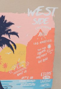Escena de playa al atardecer con palmeras, gaviotas y texto que promueve West Side California, Los Ángeles, aventura y escapar hacia lo desconocido.