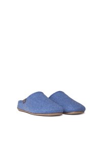 Blå filtsandaler med rund tå och öppen häl. Med en texturerad yta och en brun gummisula för bra grepp. Litet logotypdetalj.