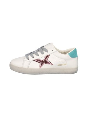 Zapatilla blanca de corte bajo con cordones grises, estrella metálica rosa en el lateral, lengüeta trasera turquesa y texto "GOOD STAR" en dorado.