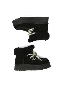 Black winter boots with thick rubber soles, yellow-black patterned laces, and folded fur collars, shown from side and top views.