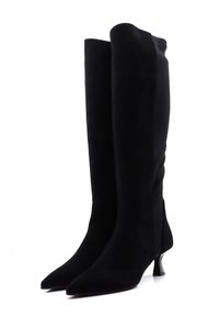 Stivali neri in suede fino al ginocchio con punte appuntite e tacchi curvi di media altezza, mostrati affiancati su uno sfondo bianco.
