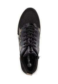 Chaussure de sport noire avec un dessus texturé, présentant des accents brillants et des lacets noirs. Fermeture éclair sur le côté et logo visible sur la semelle intérieure.