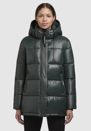 Opgevulde pufferjas in donkergroen met een glanzende afwerking, voorzien van een capuchon, trekkoorden en een volledige rits aan de voorkant, ontworpen voor warmte.