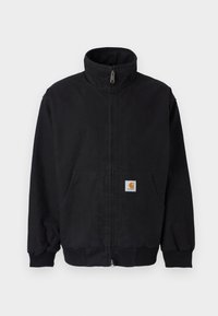 Μαύρο μπουφάν με φερμουάρ και ψηλό γιακά, με ριμπ μανσέτες και τελείωμα, διαθέτει μπροστινή τσέπη και ένα μικρό λογότυπο στη αριστερή πλευρά.