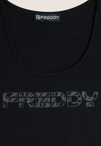 Top senza maniche nero con scollatura rotonda, decorato con il logo "FREDDY" a motivi riflettenti sul petto e una piccola etichetta al colletto.
