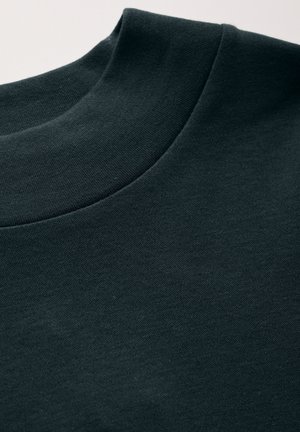 Dunkelgrüner kurzärmeliger Pullover mit rundem Ausschnitt aus weichem Baumwollstoff mit glatter Textur.