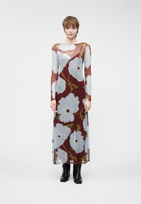 Μακρύ, διάφανο φόρεμα με μπορντώ βάση και μεγάλες ανοιχτό μπλε λουλουδάτες σχεδόν και πράσινες λεπτομέρειες; Συνδυασμένο με εφαρμοστά μαύρα μποτάκια μέχρι τον αστράγαλο.