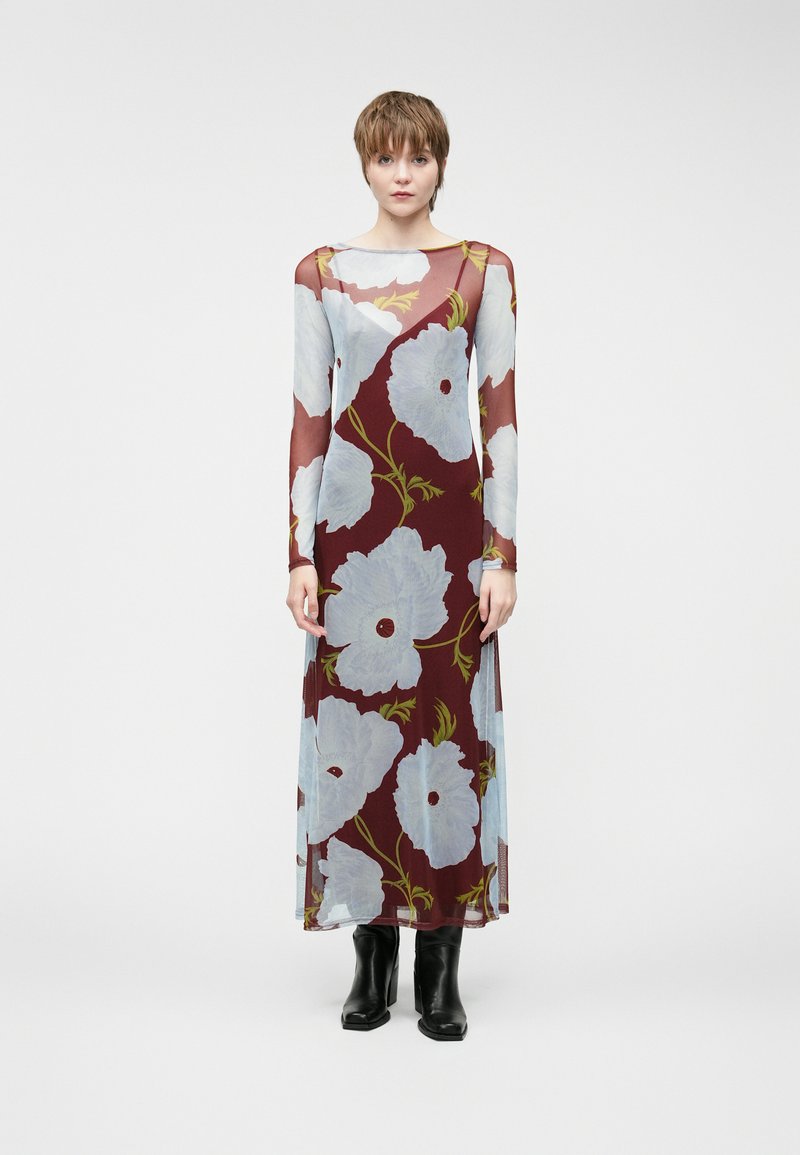 Μακρύ, διάφανο φόρεμα με μπορντώ βάση και μεγάλες ανοιχτό μπλε λουλουδάτες σχεδόν και πράσινες λεπτομέρειες; Συνδυασμένο με εφαρμοστά μαύρα μποτάκια μέχρι τον αστράγαλο.