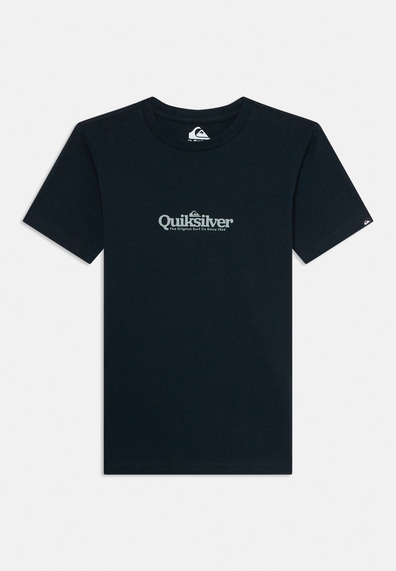 Juoda trumpa rankovė, apvaliu kaklu, marškinėliai su „Quiksilver The Original Surf Co Since 1969“ logotipu pilka spalva, centruotoje krūtinės dalyje.