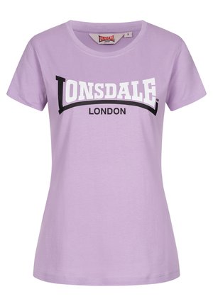T-shirt a maniche corte lavanda con una grafica in bianco e nero "Lonsdale London", abbinato a jeans dritti blu chiaro e sneakers bianche.