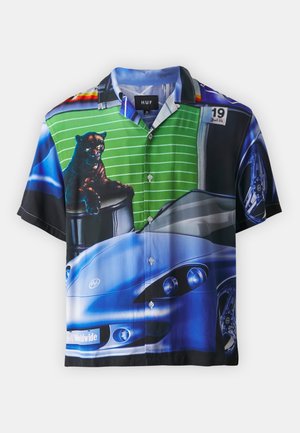 Koszula z krótkim rękawem na guziki z grafiką czarnego pantery, zielonym paskowanym tłem i niebieskim samochodem sportowym z przodu.