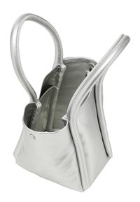 Borsa a mano in pelle argentata con doppi manici, forma strutturata, texture liscia, apertura superiore e scomparti interni per l'organizzazione.