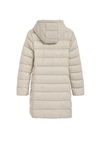 Abrigo acolchado beige con capucha, que presenta un diseño acolchado, mangas largas y un corte a media longitud. Textura suave y lisa con paneles horizontales.