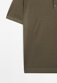 Hnědá polo košile má krátké rukávy, jemnou strukturu, tříknoflíkovou légu a elastické manžety a dolní lem, zobrazená v plochém pohledu.