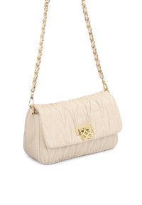 Borsa a tracolla in pelle trapuntata beige con catena dorata e chiusura. Presenta una forma rettangolare e una superficie testurizzata con cuciture diagonali.