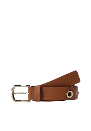 Cinturón de cuero marrón con hebilla dorada y detalle circular de ojales dorados, enrollado sobre un fondo blanco.