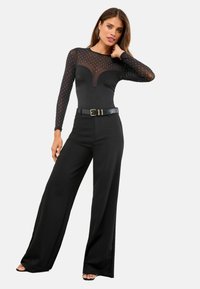 - Bluzka z długim rękawem