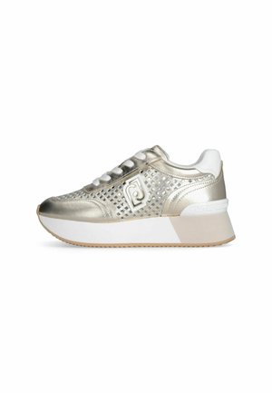 Zapatilla metálica dorada con cordones blancos y suela, con diseño perforado y logo en relieve en el lateral.