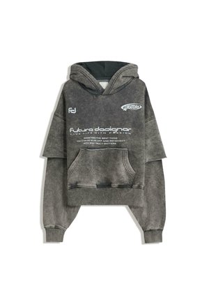 Hellegrå oversized hettegenser laget av mykt materiale, med en stor kengurulomme, en hette med snøring, og trykt tekst på forsiden.