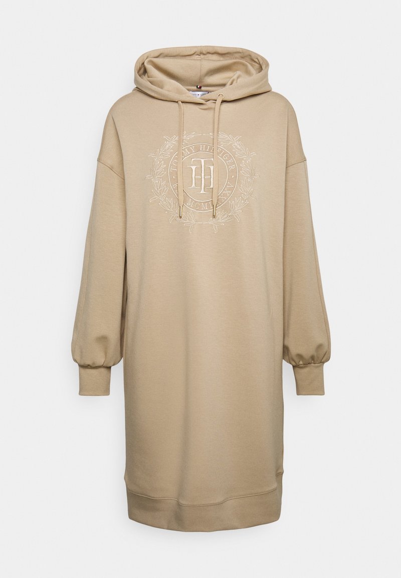 Abito felpa beige con cappuccio e polsini elasticizzati, caratterizzato da un logo ricamato tono su tono e foglie decorative attorno. Tessuto morbido.