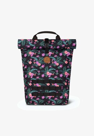 Rolltop rugzak van zwart stof met een bloemenpatroon in roze en groen. Bevat een handvat, sluiting met een strap en verstelbare schouderbanden.