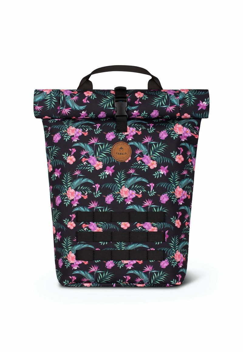 Sac à dos à rabat en tissu noir avec un motif floral rose et vert. Comprend une poignée, une fermeture par sangle et des bretelles réglables.