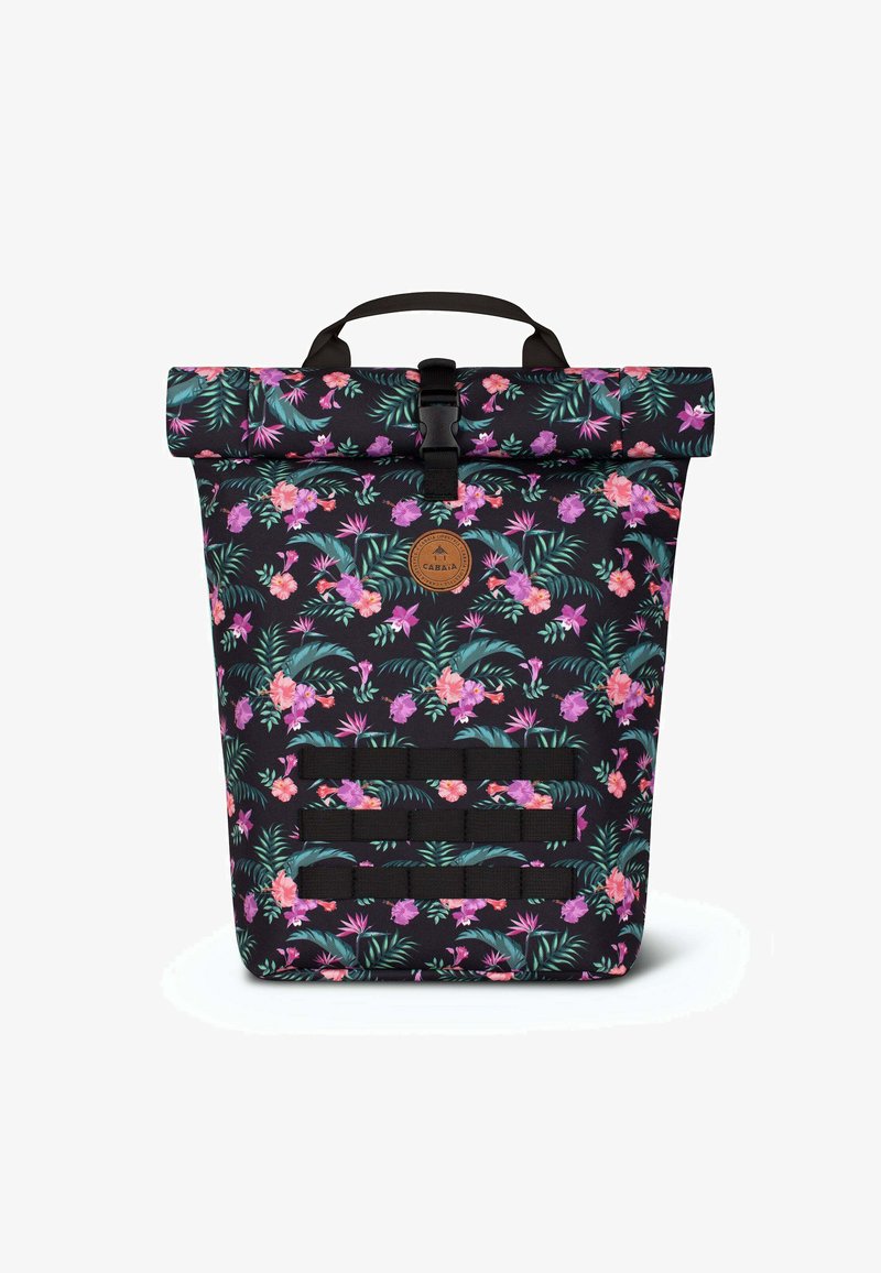 Rolltop rugzak van zwart stof met een bloemenpatroon in roze en groen. Bevat een handvat, sluiting met een strap en verstelbare schouderbanden.