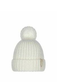 Bonnet tricoté blanc avec une texture côtelée, doté d'un pompon rond et moelleux sur le dessus et d'une petite étiquette de marque sur le revers.