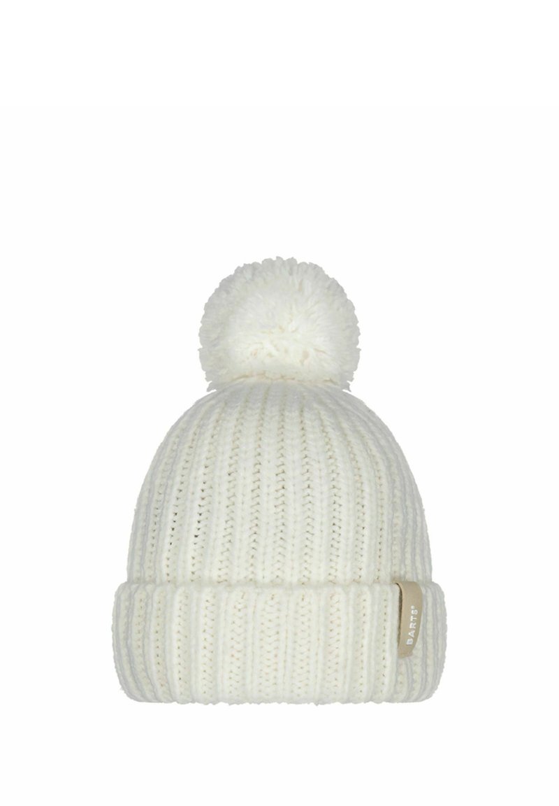 Bonnet tricoté blanc avec une texture côtelée, doté d'un pompon rond et moelleux sur le dessus et d'une petite étiquette de marque sur le revers.