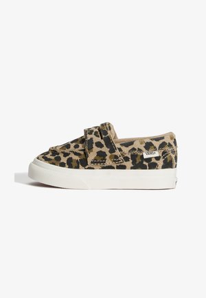 Kinderschuh zum Hineinschlüpfen mit beigem und schwarzem Leopardenmuster, weißer Gummisohle und Vans Stofflogo an der Seite.