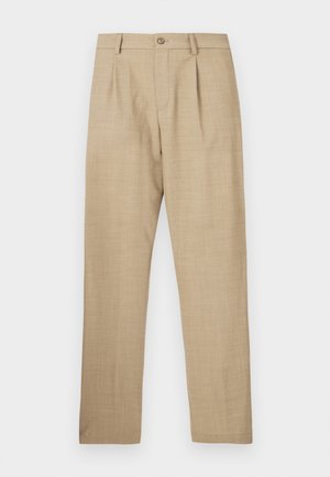 Bež hlače po meri z gumbom in zadrgo, z zankami za pas ter sprednjimi gubami, razporejene ravno na belem ozadju.